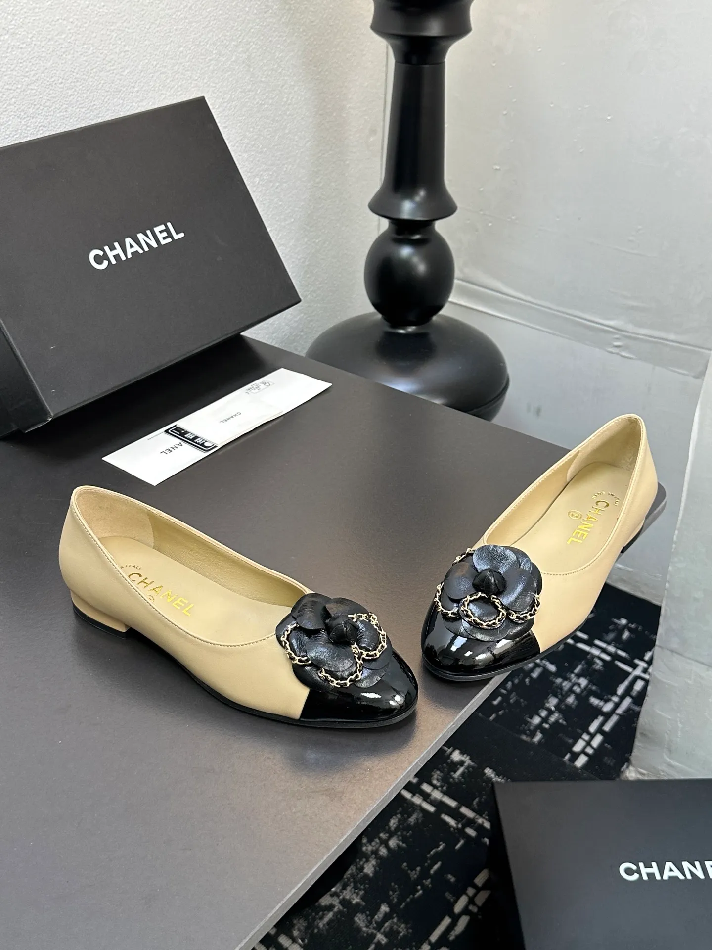 👟👟Ex-factory price 600👟👟 CHANEL｜Chanel Chanel 25C early spring new product Camellia series flat shoes This season’s Camellia series is really beautiful😍 Grandma Xiang’s family has always had the elegant and ladylike temperament, full of high-end sense! It’s very nice on the feet~ Whether worn barefoot or paired with skirts or trousers, it’s very versatile! Incomparably beautiful! Extraordinarily fairy 🧚 Overwhelmingly girly‼ ️ The upper is made of imported lambskin, the lining is made of mixed sheepskin, and the Italian A-grade leather outsole Size: 35-39 (40/41 customized)